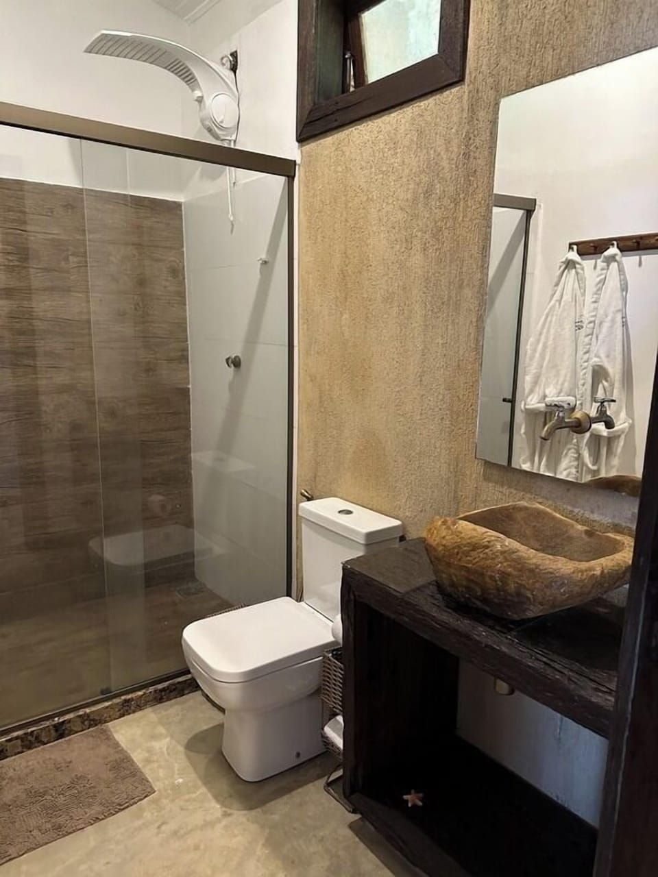 SUITE PRAIA DA CACHOEIRA | Bathroom | Shower, towels, soap, shampoo