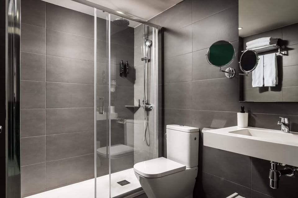 Superior Double Room | Bathroom | Shower, hair dryer, towels, soap