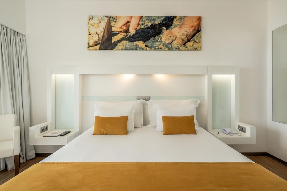 Deluxe Double or Twin Room, Balcony, Sea View | Hypo-allergenic bedding available, minibar, in-room safe, desk