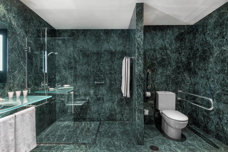 Standard Room, 2 Twin Beds | Bathroom | Combined shower/tub, free toiletries, hair dryer, bidet