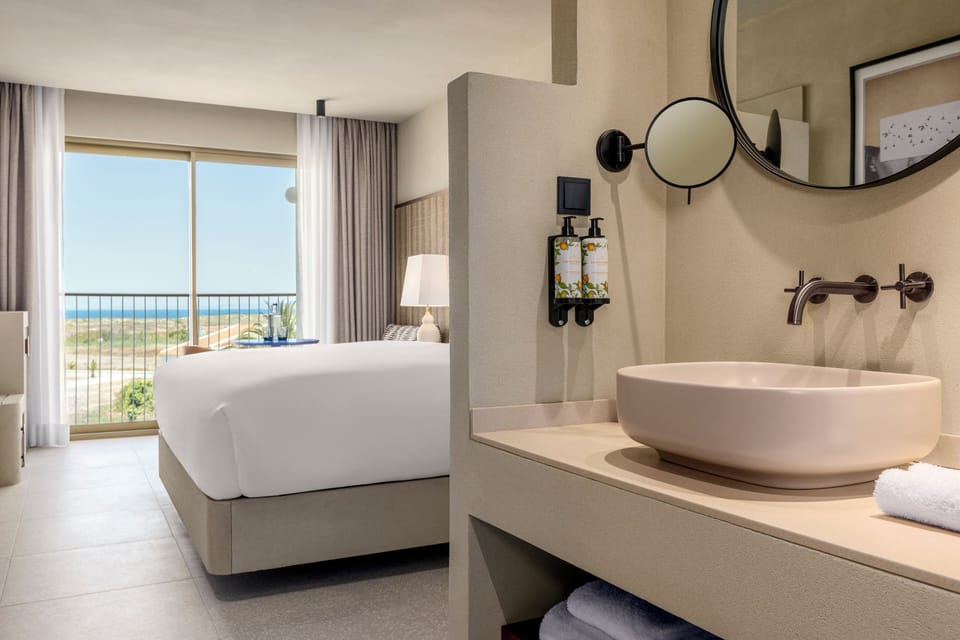 Room, 1 King Bed, Sea View | Free WiFi, bed sheets