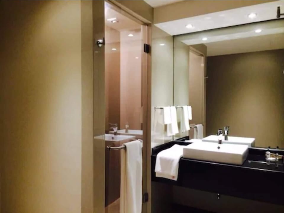 Standard Room, 1 King Bed | Premium bedding, desk, iron/ironing board, WiFi (free)