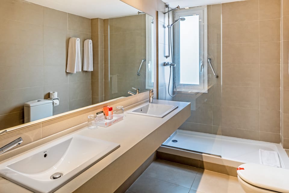Superior Double Room, 1 Queen Bed | Bathroom | Combined shower/tub, free toiletries, hair dryer, towels