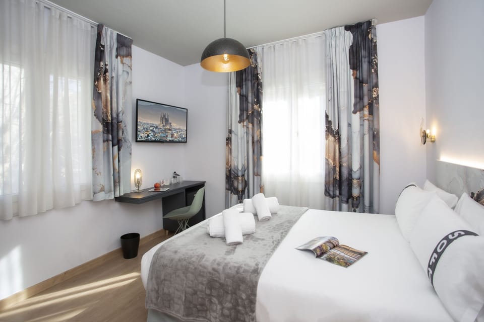 Double Room, 1 Queen Bed | Minibar, individually decorated, desk, laptop workspace