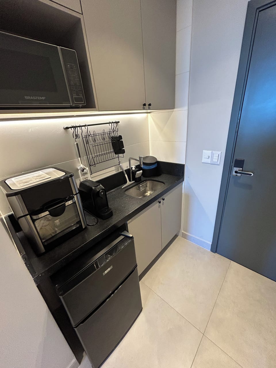 Apartment | Private kitchen | Mini-fridge, microwave, oven, blender