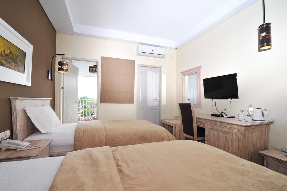 Twin Room, Courtyard View | Desk, free WiFi