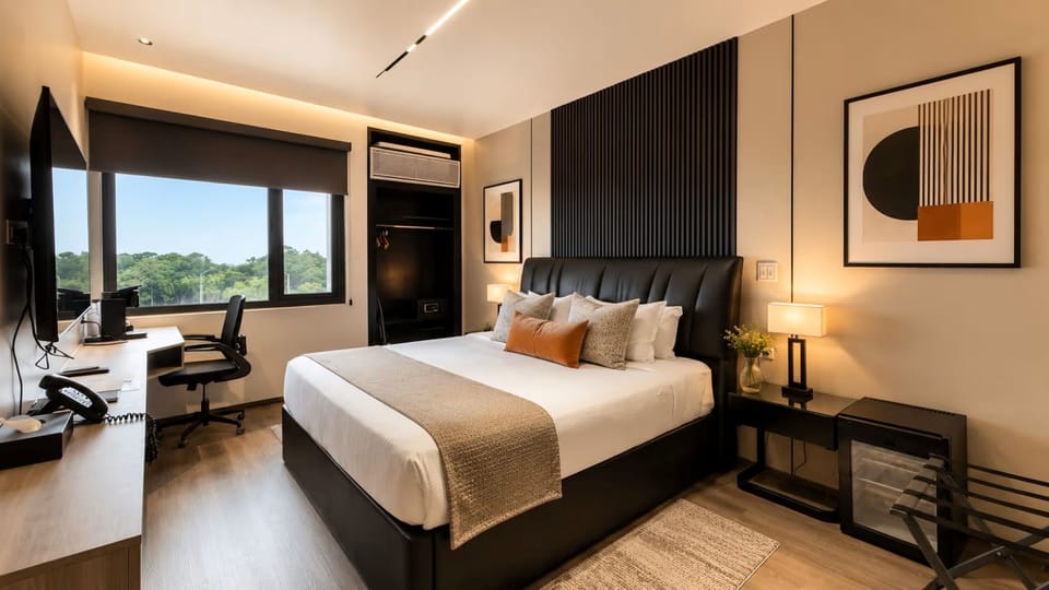 Deluxe Queen Room | Tempur-Pedic beds, in-room safe, blackout drapes, soundproofing