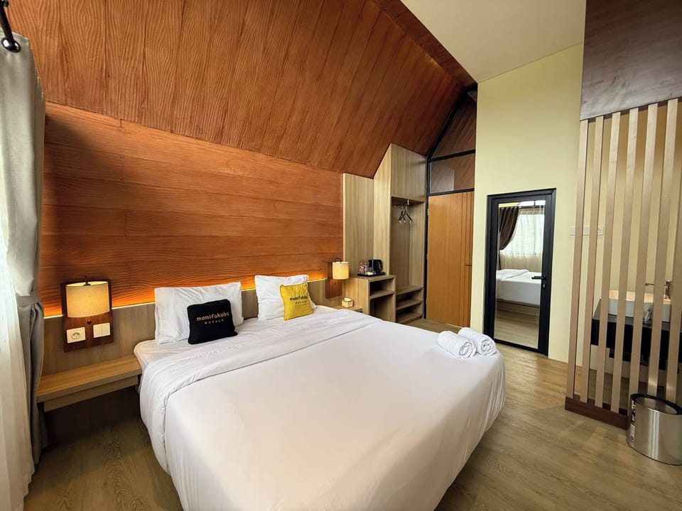 Family Room | Desk, free WiFi, bed sheets