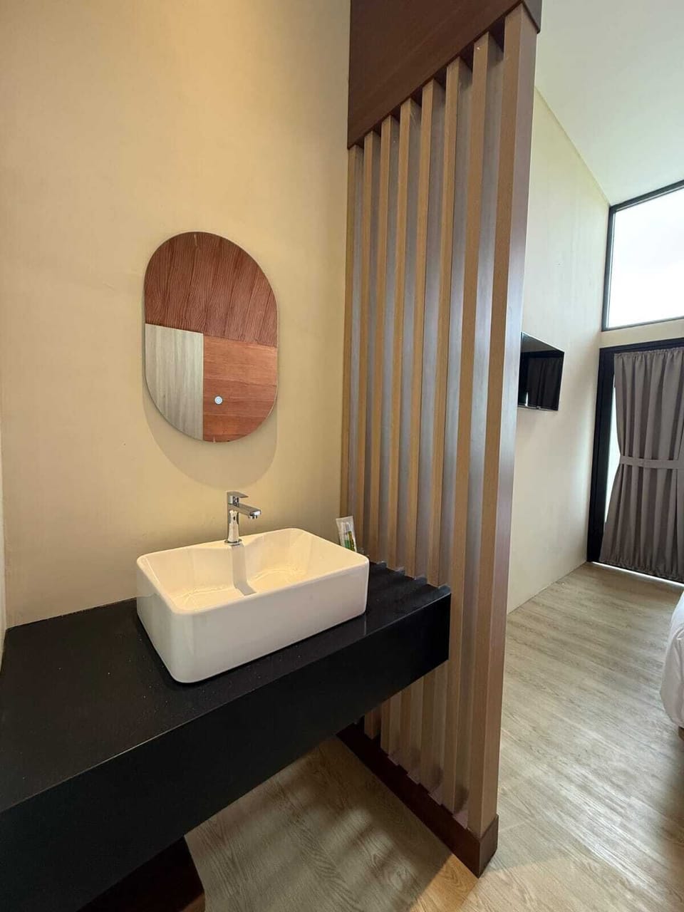 Suite Cabin | Bathroom | Shower, rainfall showerhead, free toiletries, slippers