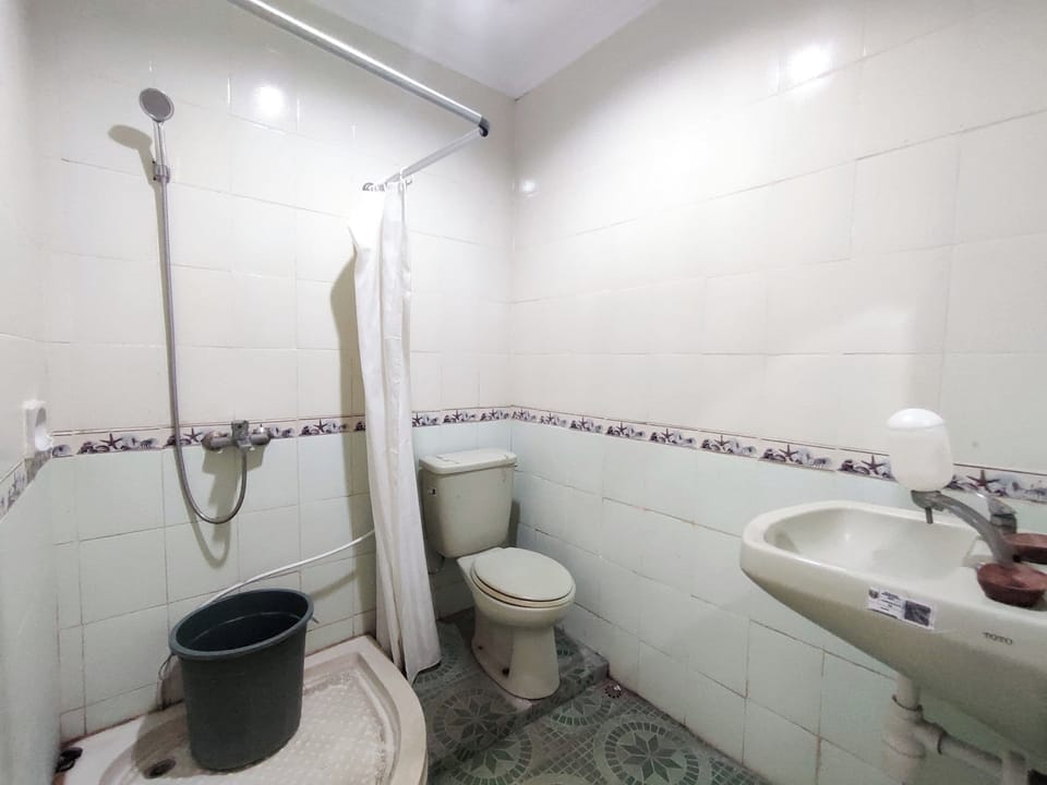 Deluxe Room | Bathroom | Shower, free toiletries, slippers, towels