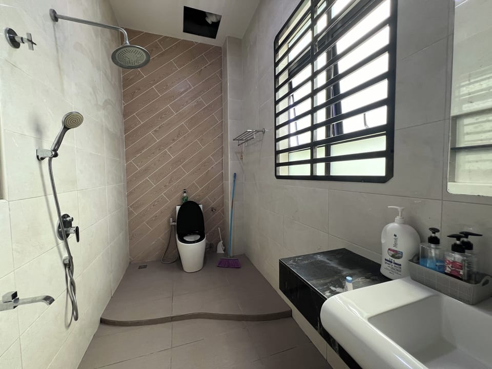 Suite | Bathroom | Shower, hair dryer, bidet, towels