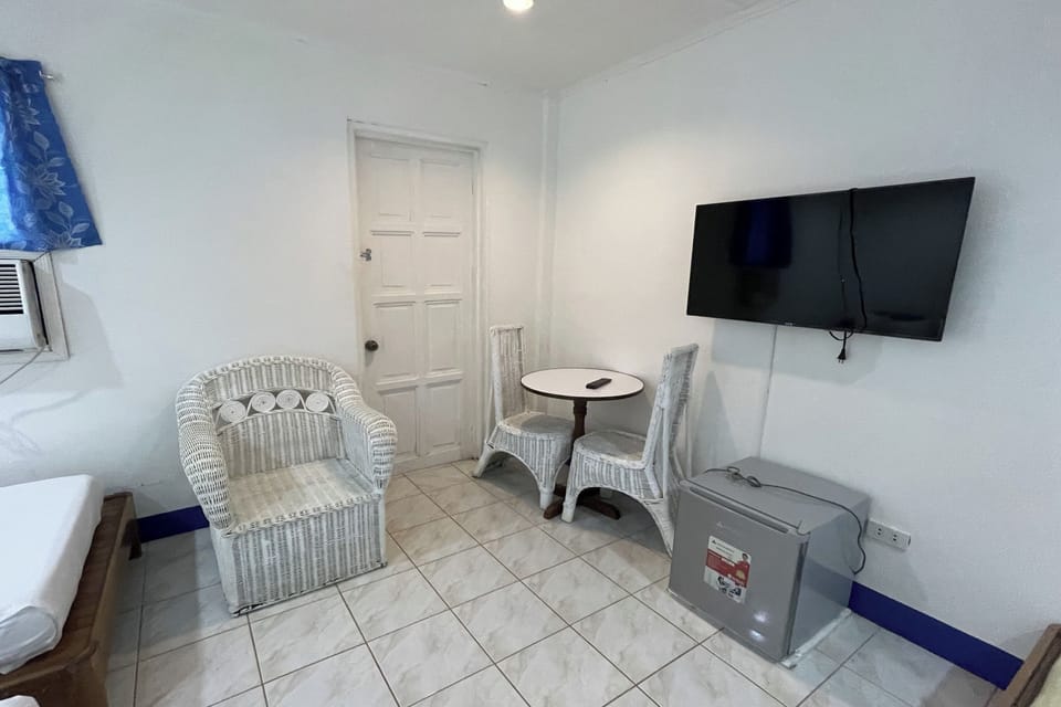 Family Room | Desk, iron/ironing board, WiFi (free), bed sheets