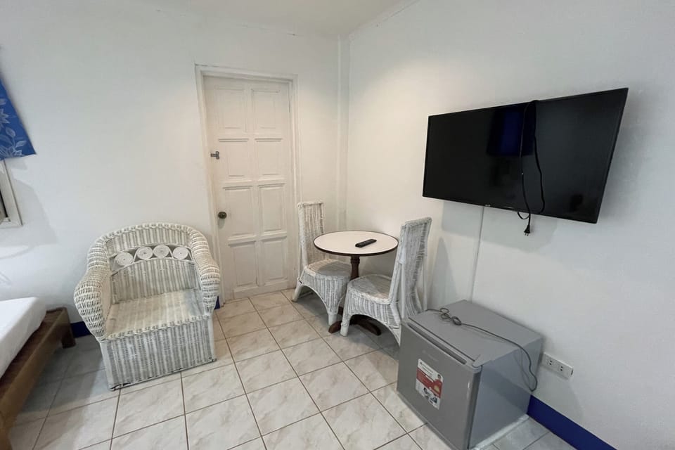 Family Room | Desk, iron/ironing board, WiFi (free), bed sheets
