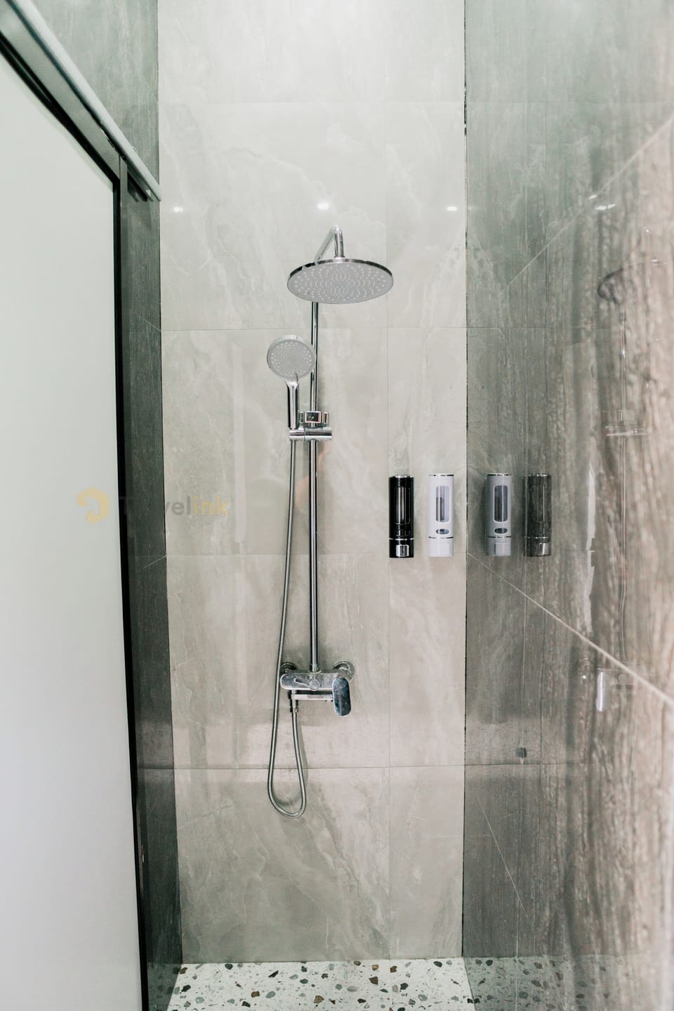 Deluxe Room, 1 Double Bed | Bathroom | Shower, free toiletries, slippers, bidet