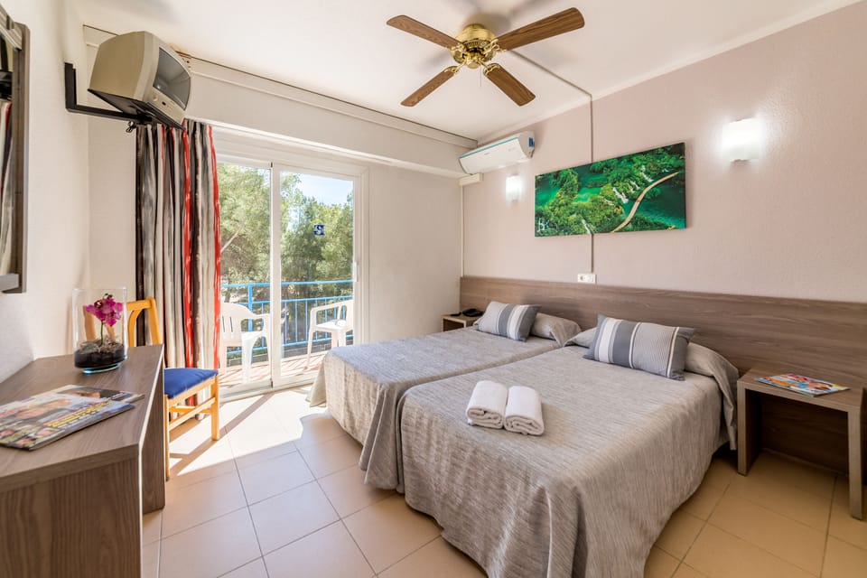 Standard Double Room, Balcony | Desk, blackout drapes, bed sheets