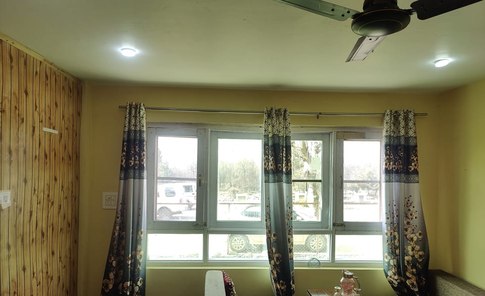 Individually furnished, laptop workspace, free WiFi, bed sheets