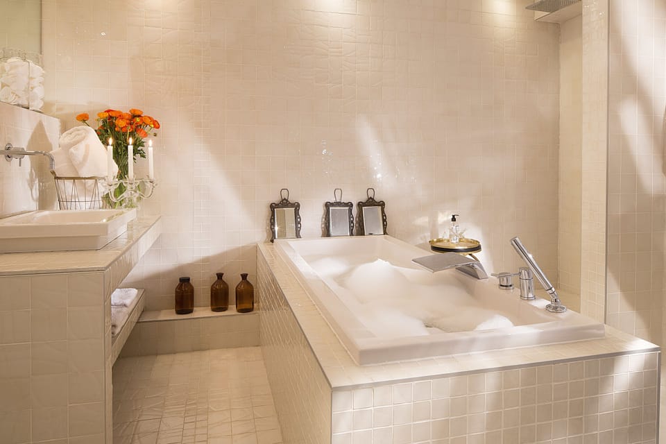 Suite (Prestige) | Bathroom | Free toiletries, hair dryer, towels, shampoo