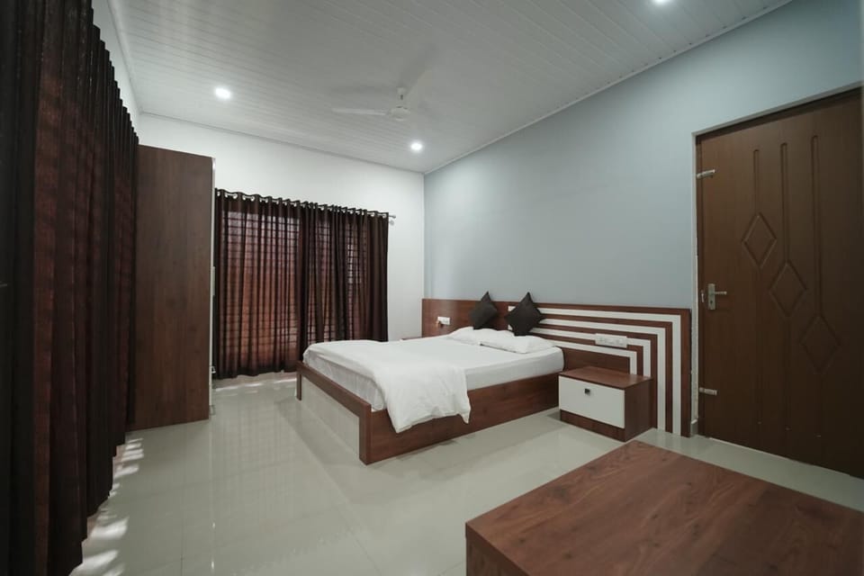 Superior Double or Twin Room, Garden View | Desk
