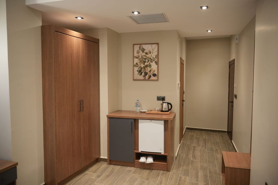 Desk, laptop workspace, free WiFi