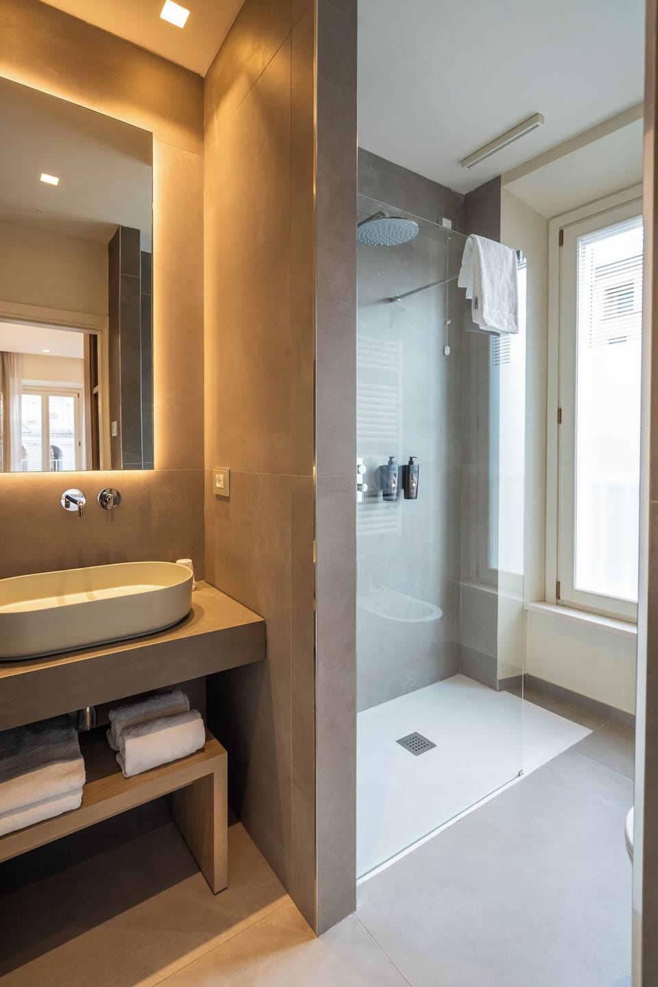 Deluxe Double Room | Bathroom | Hair dryer, bathrobes, slippers, towels