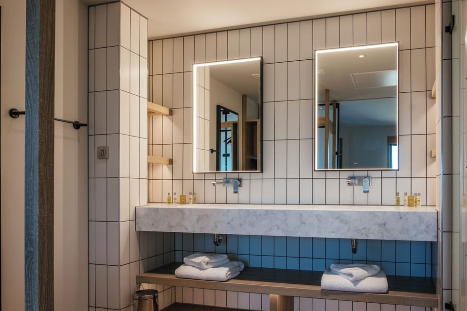 King Deluxe Suite | In-room safe, desk, laptop workspace, blackout drapes
