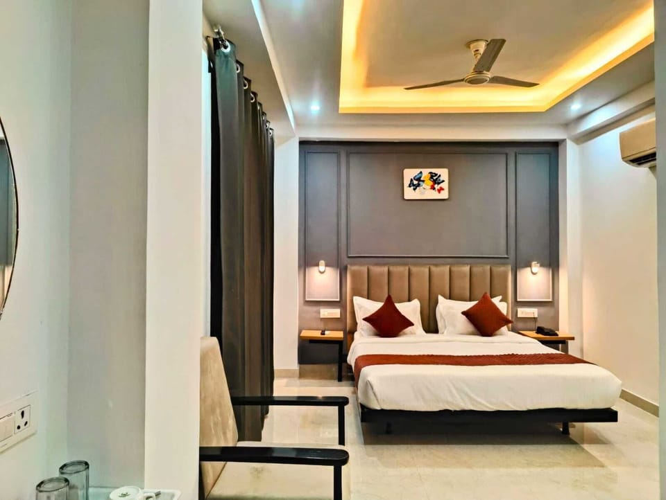 Egyptian cotton sheets, premium bedding, in-room safe, desk