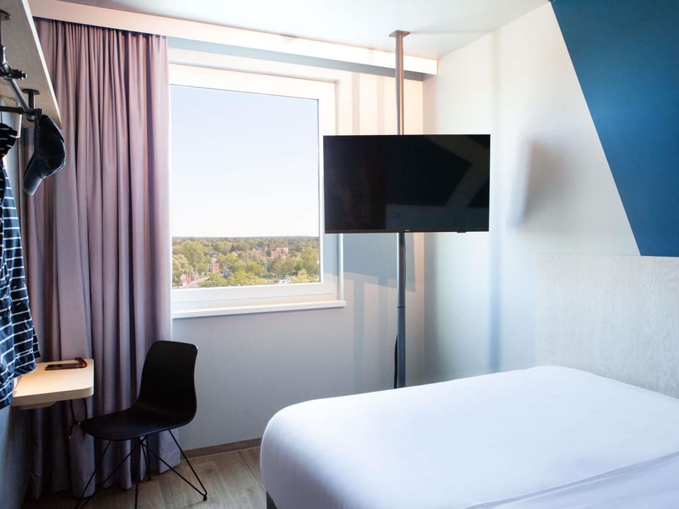 Blackout drapes, soundproofing, free WiFi, bed sheets