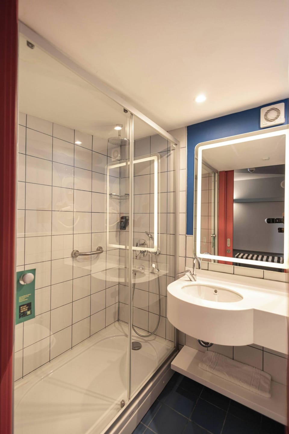Standard Room, 2 Twin Beds | Bathroom | Free toiletries, hair dryer, slippers