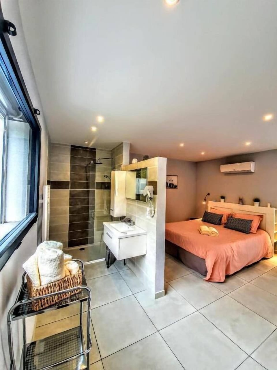 In-room safe, free WiFi