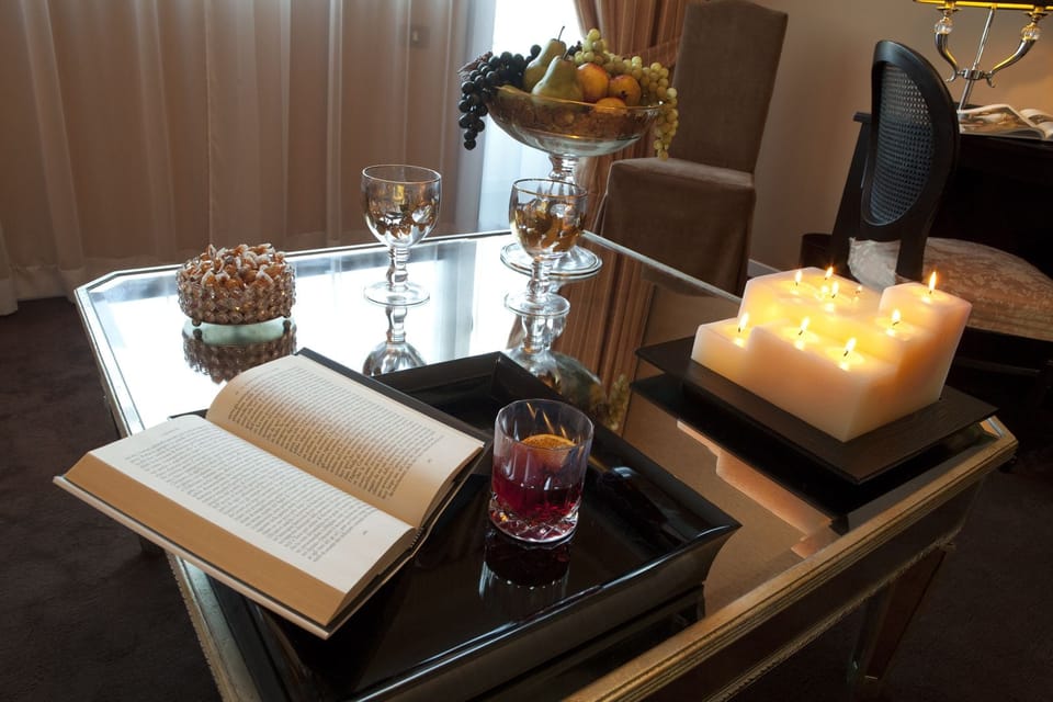 Suite, Sea View | Living room | Flat-screen TV, books