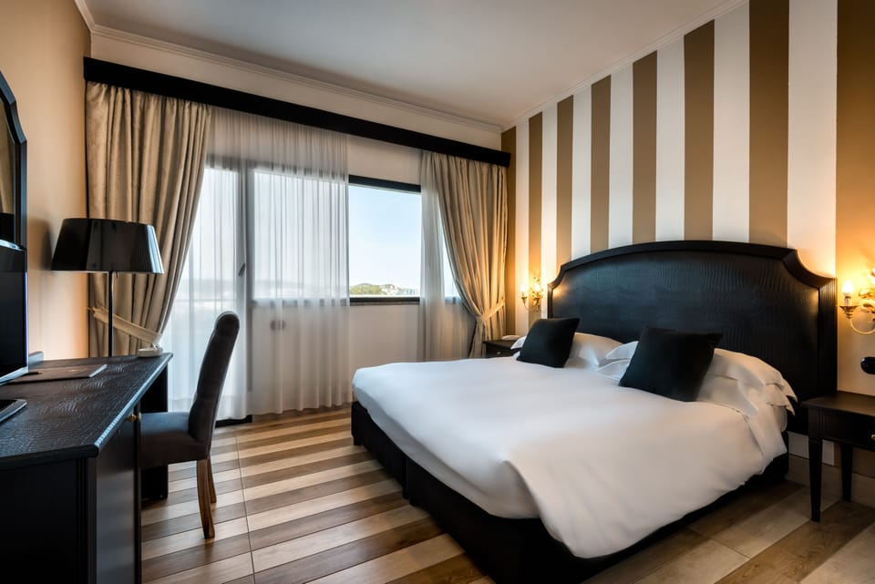 Suite, Sea View | Hypo-allergenic bedding, down comforters, minibar, in-room safe