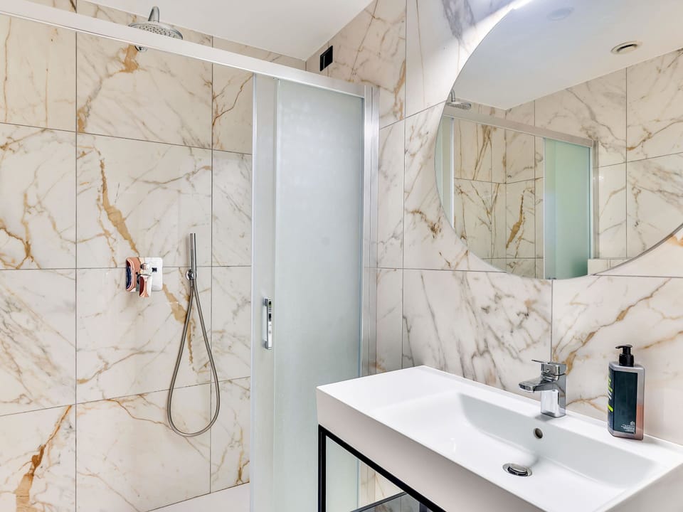 Standard Twin Room | Bathroom | Shower, free toiletries, hair dryer, bidet