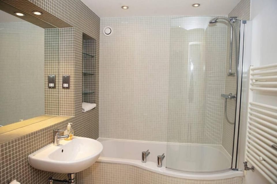 Standard Apartment | Bathroom