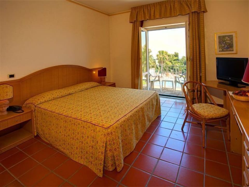 Single Room | Premium bedding, minibar, in-room safe, desk