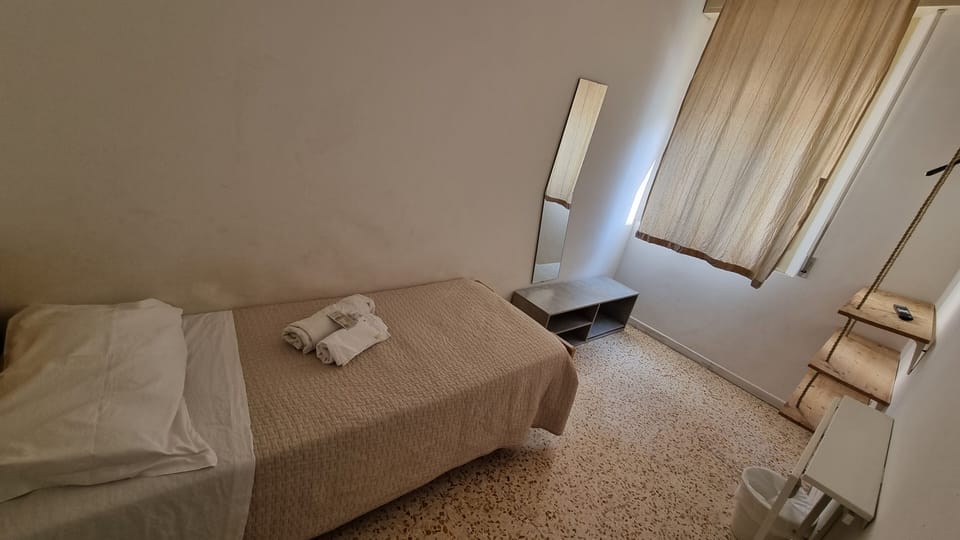 Economy Single Room, 1 Twin Bed Shared Bathroom | WiFi (free)