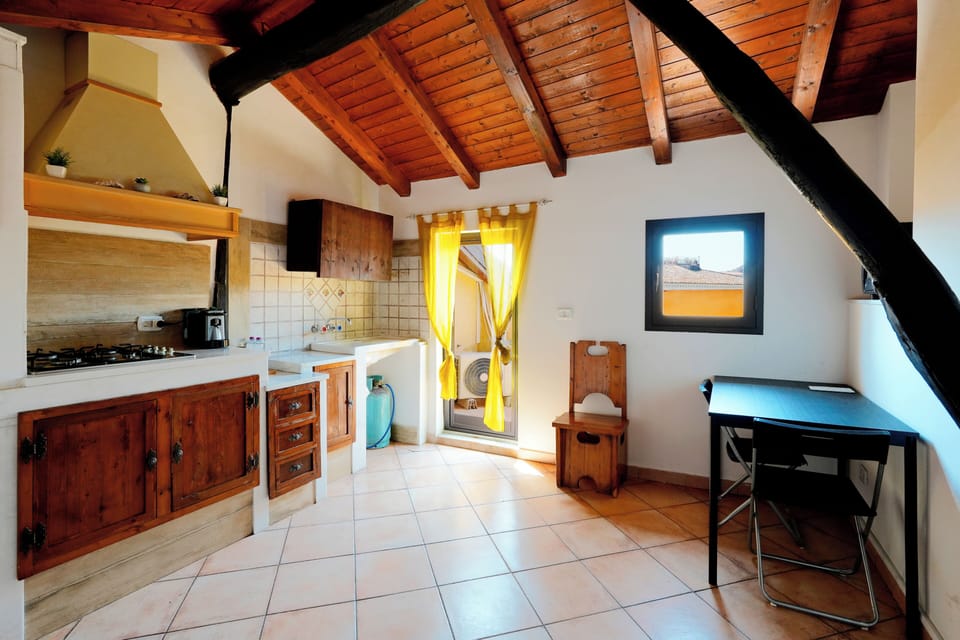 Classic Apartment, Mountain View | Private kitchen | Espresso maker, coffee/tea maker, electric kettle