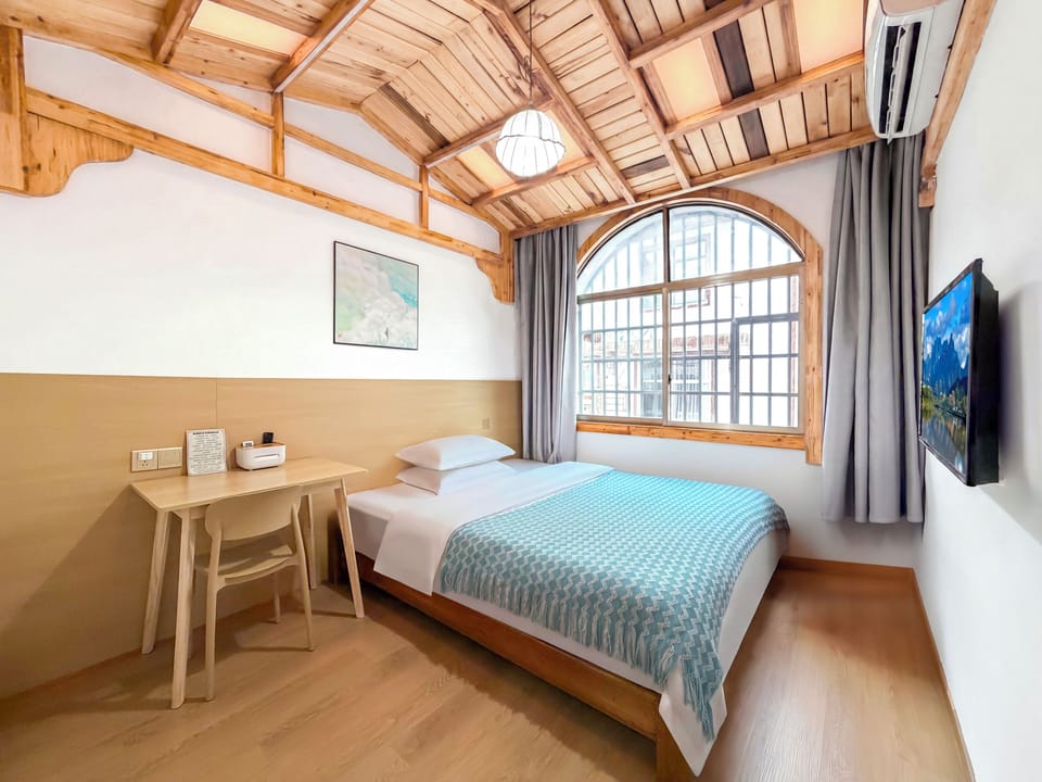 Comfort Double Room, 1 Queen Bed | Blackout drapes, WiFi (free), individually decorated