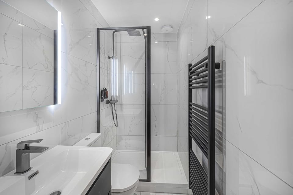 Classic Double Room | Bathroom | Towels, soap, shampoo, toilet paper
