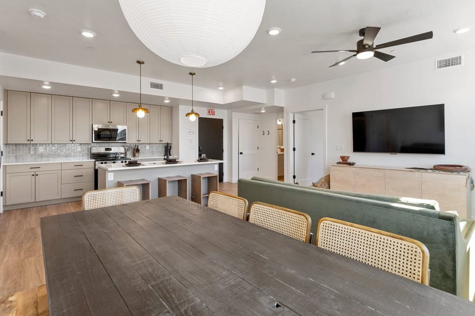 Condo, 2 Bedrooms | Dining