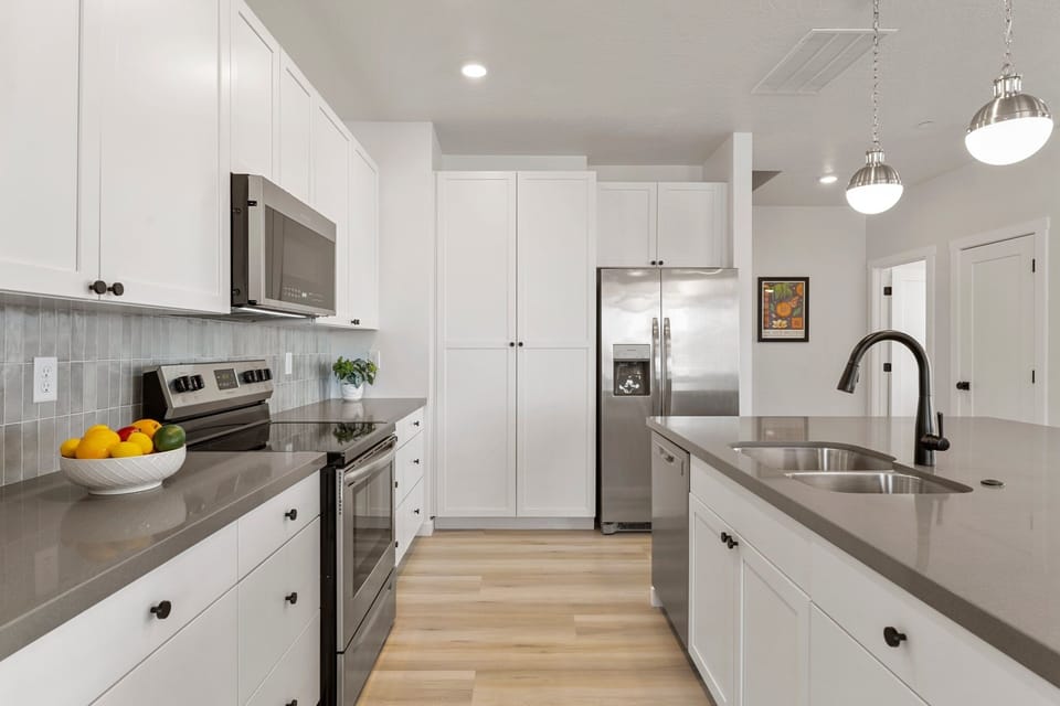 Townhome, 5 Bedrooms | Private kitchen | Fridge, oven, coffee/tea maker, toaster