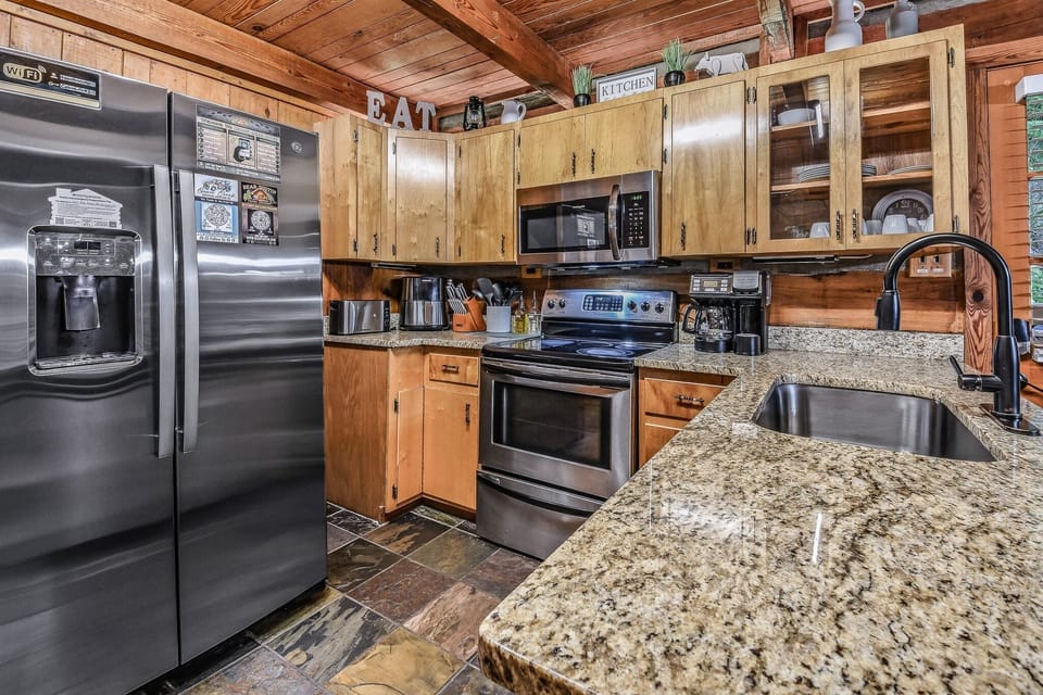Cabin, 3 Bedrooms | Private kitchen | Fridge, oven, coffee/tea maker