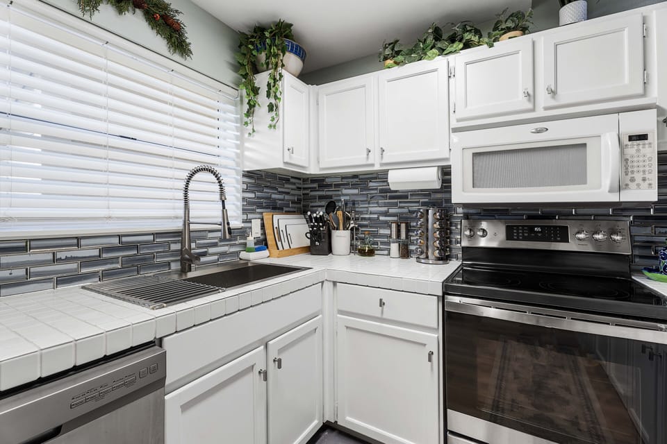 Condo, 2 Bedrooms | Private kitchen | Fridge, oven, stovetop, coffee/tea maker