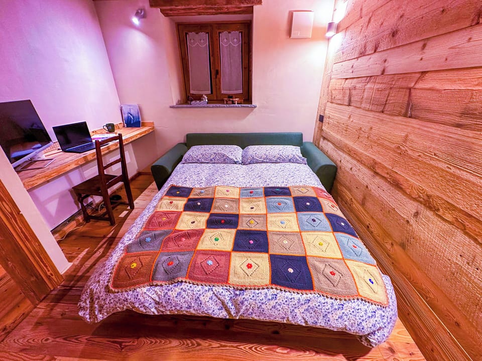 Family Apartment, 3 Bedrooms, Mountain View | 3 bedrooms, WiFi (free), bed sheets