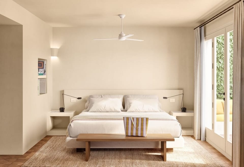 Hypo-allergenic bedding, minibar, desk, soundproofing