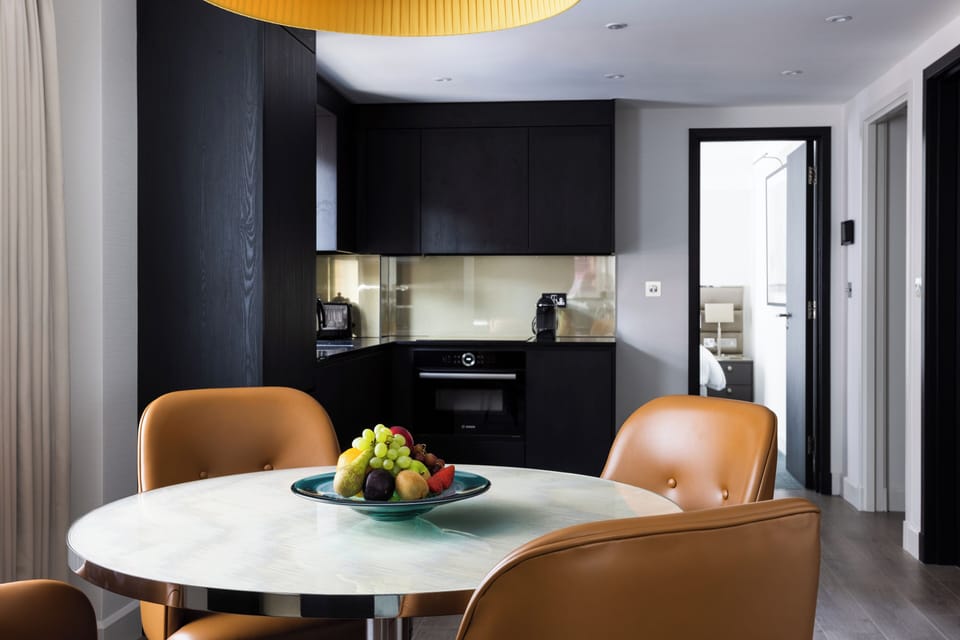 Full-size fridge, microwave, oven, stovetop