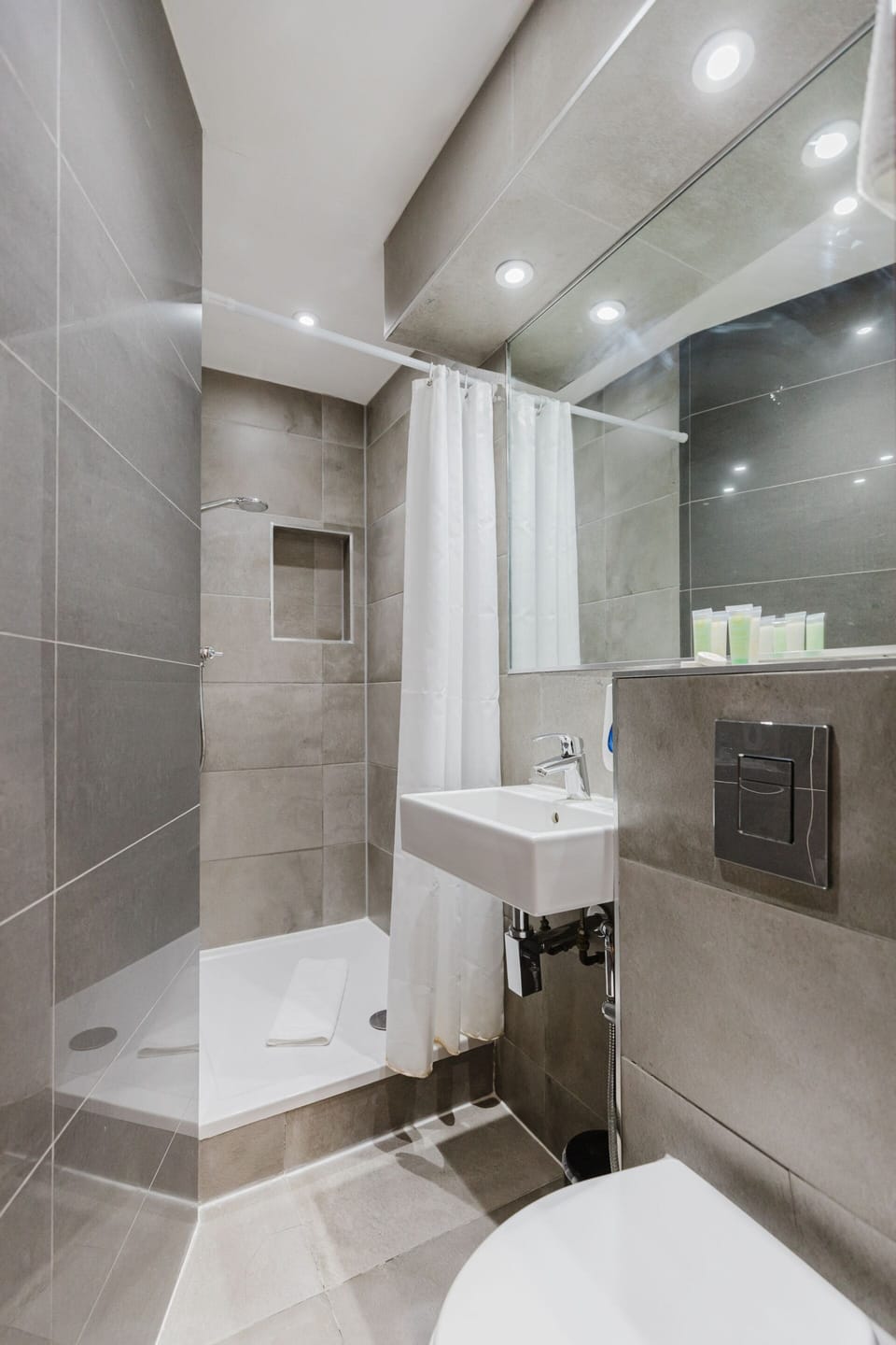Standard Double Room, Ensuite | Bathroom | Shower, free toiletries, hair dryer, towels