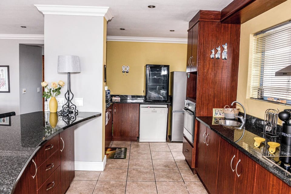 House, 3 Bedrooms, Smoking, Balcony | Private kitchen