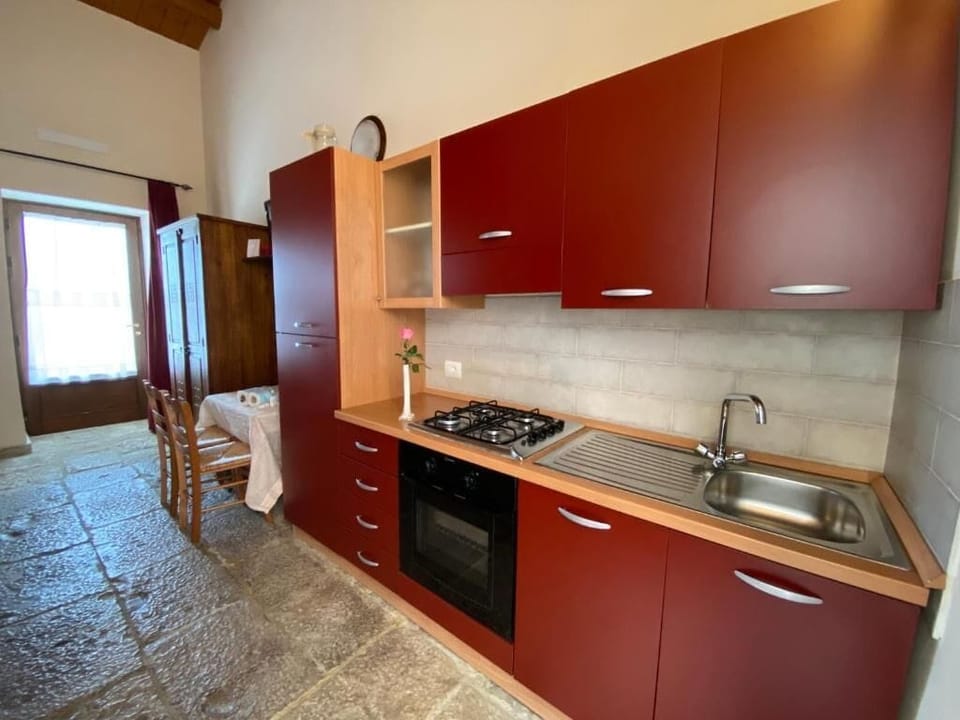 Comfort Studio, Garden View | Private kitchen | Fridge, microwave, oven, stovetop