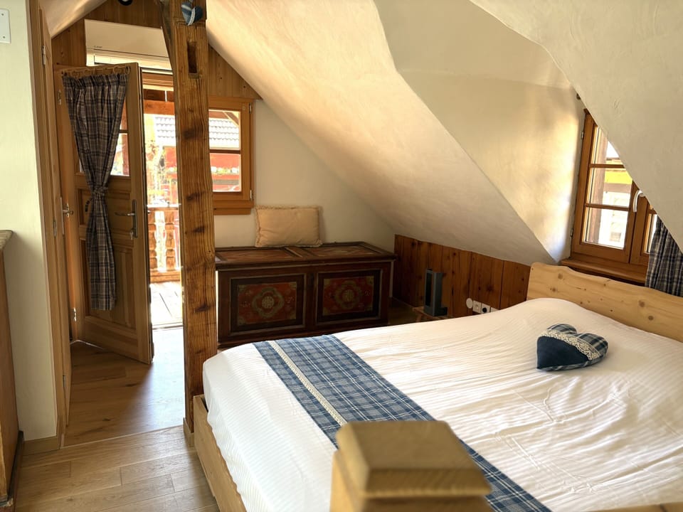 Comfort Studio Suite, Private Bathroom, Courtyard View | Free WiFi, bed sheets