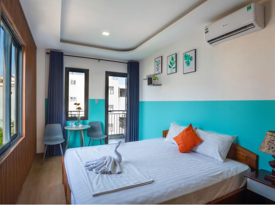Comfort Double Room Single Use | Blackout drapes, soundproofing, iron/ironing board (on request)